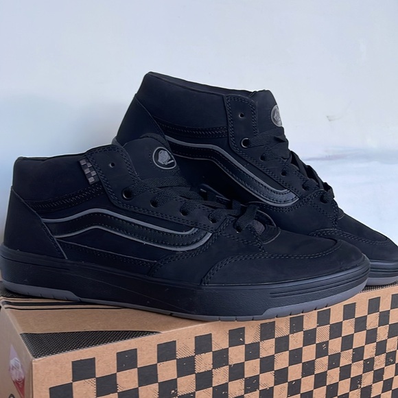 Vans WMNS Zahba Mid
Black/Pewter
VN000CBSHR0
Sneakers - Picture 7 of 16